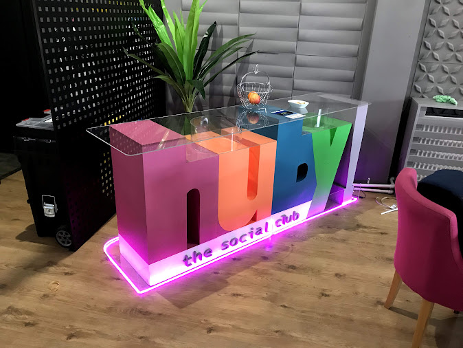 Mobilier decorativ din polistiren Masa Candy Bar pentru Kitchen by Huby din Cosmopolis.